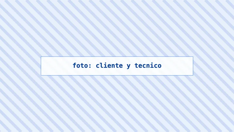 Cliente conversando con un técnico especialista junto a un banco de limpieza de filtros de partículas