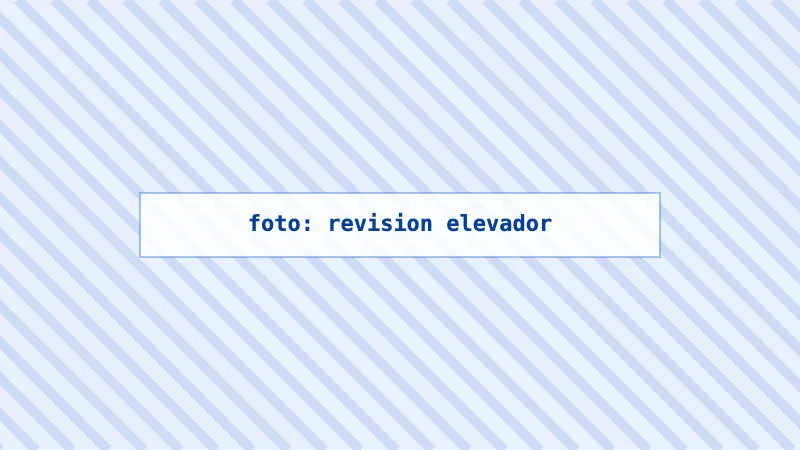 Mecánico revisando el filtro de partículas y sus sensores bajo un vehículo elevado