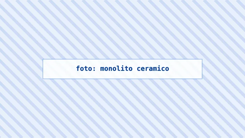 Monolito cerámico nuevo junto a la carcasa metálica abierta de un filtro de partículas